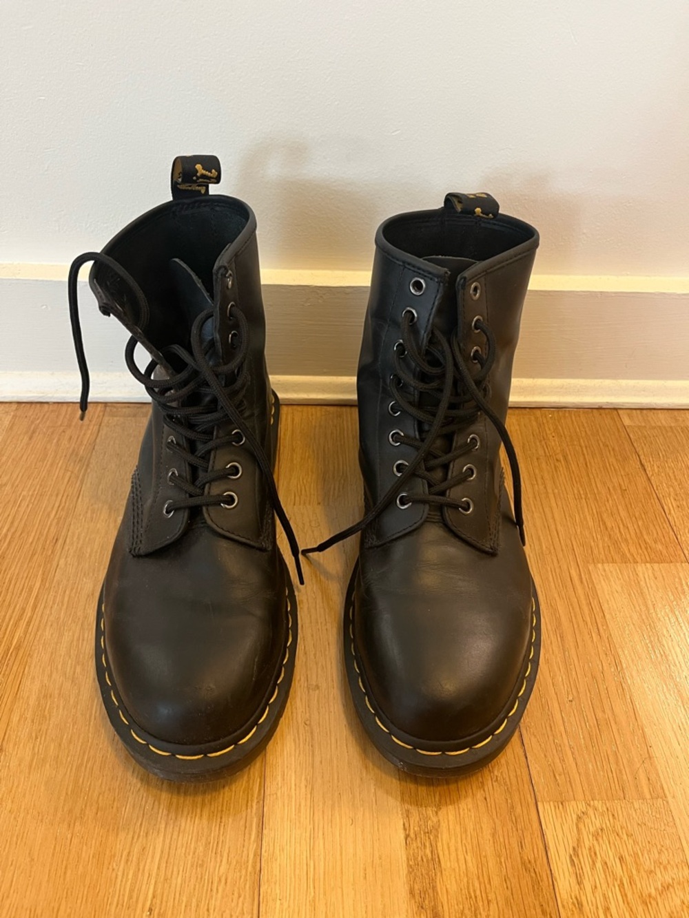 Women’s Black Leather Classic Doc Marten Boots W11/M10